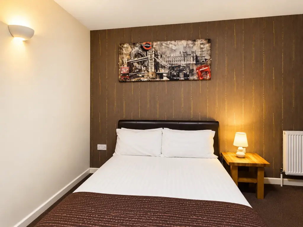 Cozy London-Themed Hotel Bedroom
