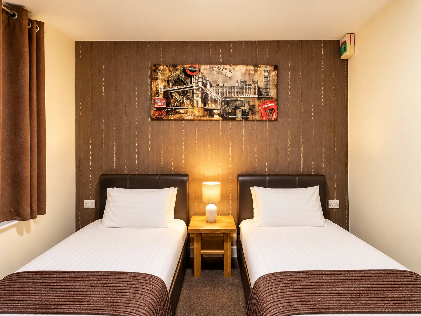Cozy London-Themed Twin Bedroom